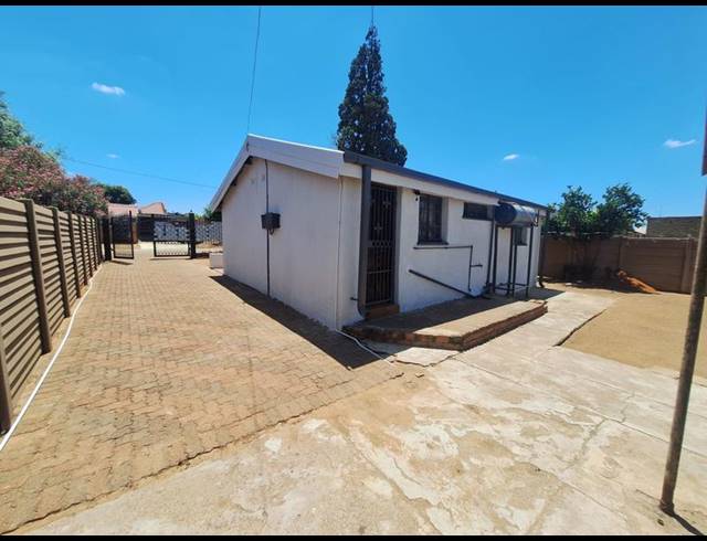 2 BEDROOM HOUSE FOR SALE IN MABOPANE UNIT B